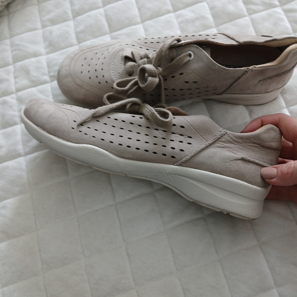 Women’s Earth Lace Up Suade Leather Sneaker